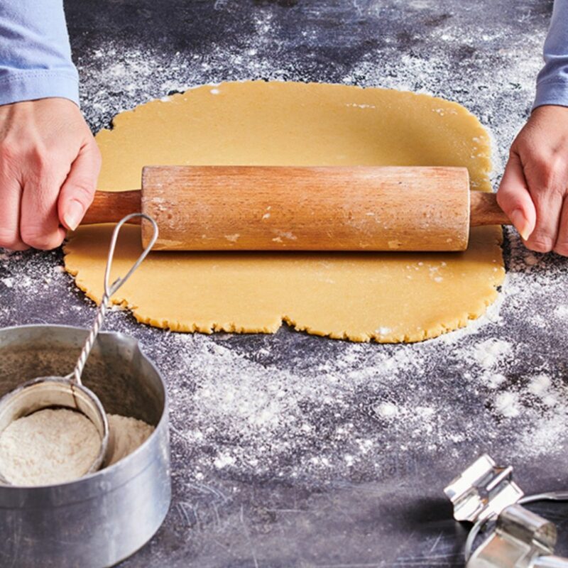 deeg mix voor koekjes FunCakes afbeelding van iemand die koekjesdeeg uitrolt